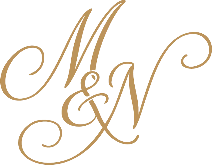 Monogramma corsivo dorato stilizzato che combina le lettere M e N con una e commerciale.